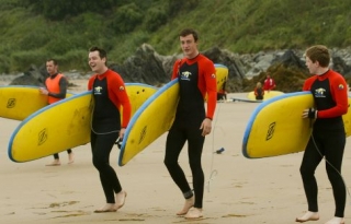  Disfruta surfeando con amigos 